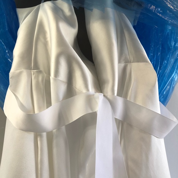 White dress - Picture 6 of 8